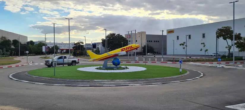 התקנת דשא סינתטי בכיכר